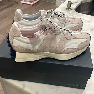 New Balance 327 Men’s Size 8.5. Moonbeam with navy bottom